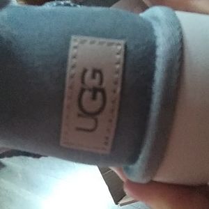 Woman Ugg's size 5.to different colors gray